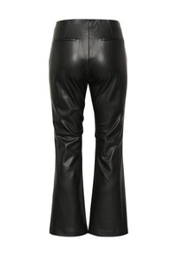 Schwarze Lederhose mit ausgestelltem Bein, glatter Oberfläche, zwei Gesäßtaschen und hohem Taillenbund, der eine figurschmeichelnde Silhouette betont.