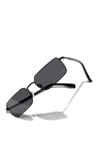 Gafas de sol rectangulares negras con un delgado marco de metal negro y lentes oscuros. Presenta un puente maleable y patillas texturizadas.