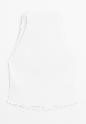 Haut sans manches blanc avec un col montant, une texture lisse, et un ourlet incurvé avec une petite fente à l'arrière pour plus de détails.