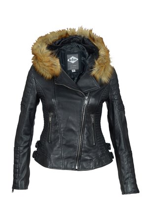 Schwarze Lederjacke mit asymmetrischem silbernem Reißverschluss, gesteppten Seiten, Reißverschlusstaschen und einer Kapuze mit braunem Kunstpelzbesatz.