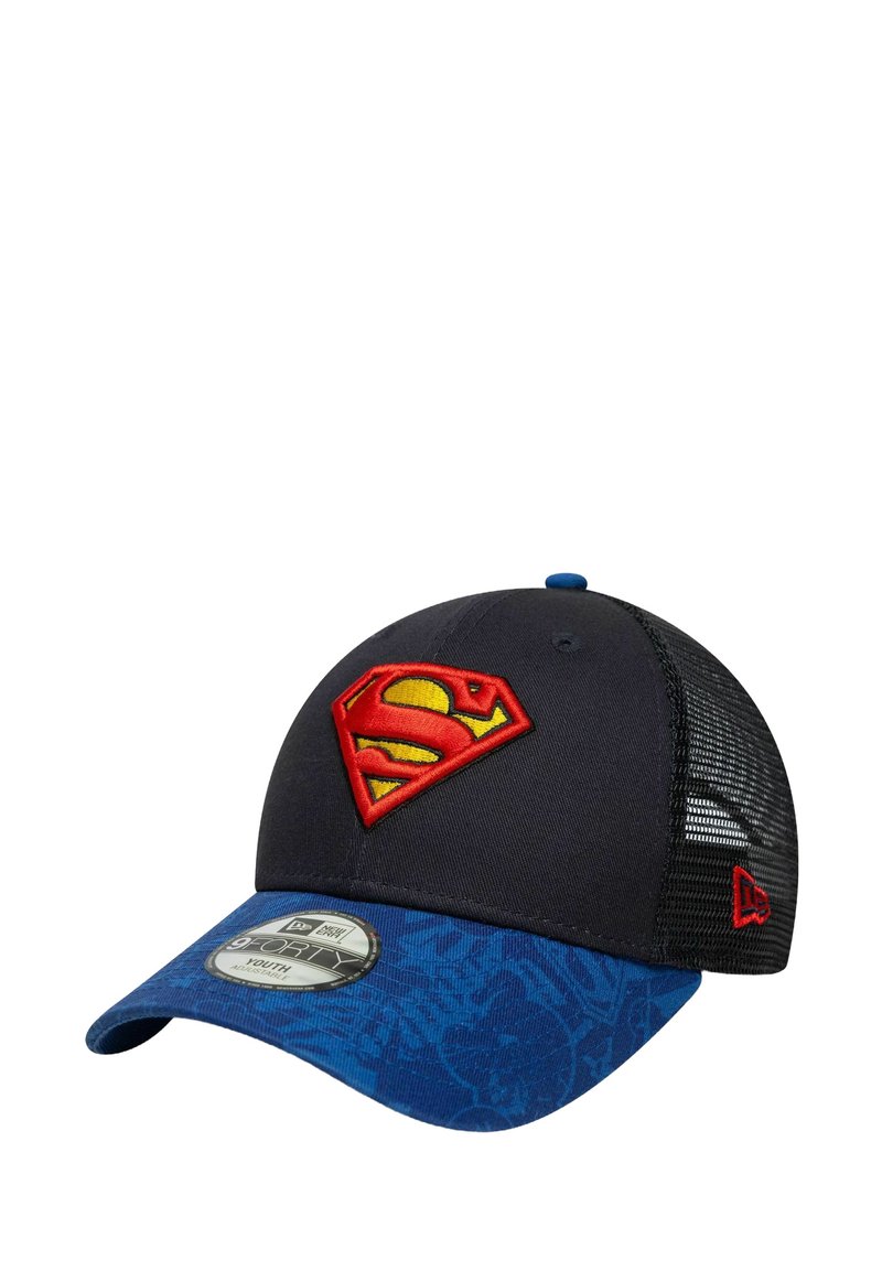 Schwarze Kappe mit Netzrücken, blaurama mit Muster, mit einem roten und gelben, gestickten Superman-Logo auf der Vorderseite. Größenetikett sichtbar.