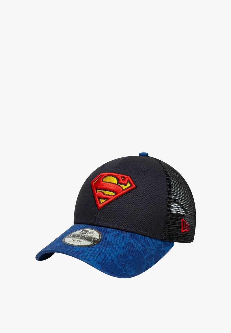 Schwarze Kappe mit Netzrücken, blaurama mit Muster, mit einem roten und gelben, gestickten Superman-Logo auf der Vorderseite. Größenetikett sichtbar.