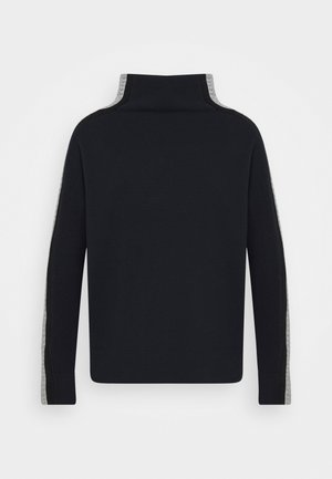 Zwarte pullover met een hoge kraag en lange mouwen, voorzien van grijze accenten langs de schouders en zijkanten, gemaakt van een zachte textielmateriaal.
