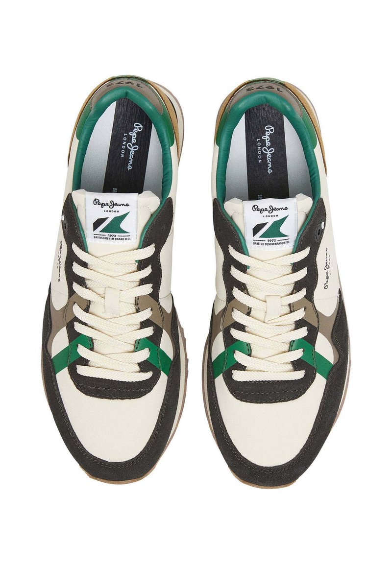 Zapatillas blancas y marrones con acentos verdes, materiales texturizados, diseño de cordones y una etiqueta de marca en la lengüeta. Estilo deportivo clásico.