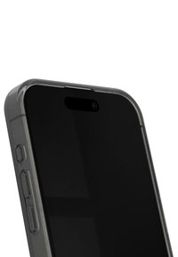 Smartphone nero con una custodia trasparente e sottile. Presenta un'apertura per la fotocamera frontale, i pulsanti di accensione e volume sul lato sinistro, e una superficie liscia.