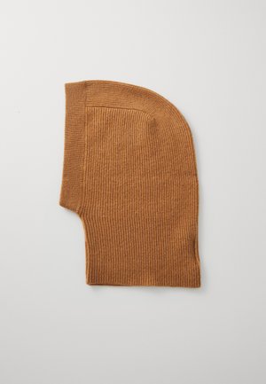 Balaclava in maglina marrone a coste con cima arrotondata e ritaglio laterale, caratterizzata da una texture morbida e una vestibilità aderente per calore e copertura.