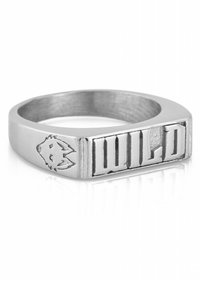 Silberner Metallring mit quadratischem Design, das das Wort "WILD" deutlich eingraviert zeigt. Enthält ein kleines Wolfskopfdetail.
