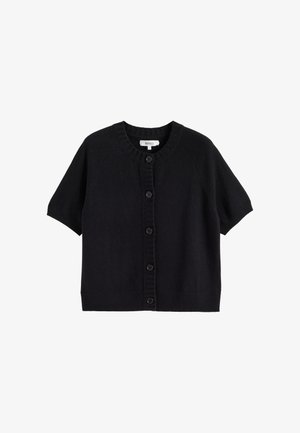 Cardigan noir à manches courtes en tissu doux, avec un col rond, des poignets côtelés et une fermeture à bouton avec six boutons.