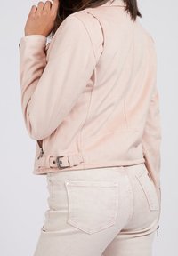 Guess Bunda z umělé kůže - light pink