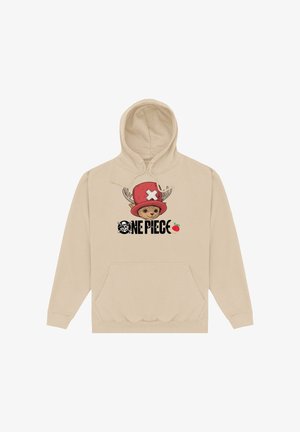 Beige hoodie met een voorzak. Voorzien van een gedrukt ontwerp van een beer die een rode hoed met gewei draagt en de tekst "ONE PIECE" eronder.