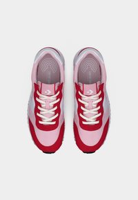 Ζευγάρι ροζ και κόκκινα αθλητικά παπούτσια με κορδόνια και λευκές λεπτομέρειες, από πάνω σε λευκό φόντο.