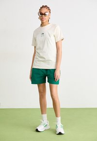 The North Face EASY WIND - Šortky - evergreen