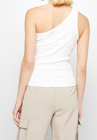Gestuz Top