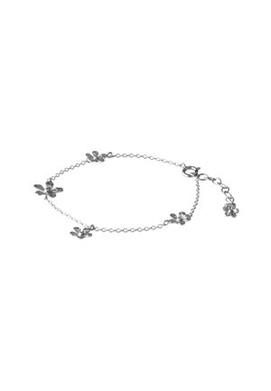 Brățară cu lanț argintiu cu cinci talismane mici în formă de flori și un închizător reglabil pe un fundal alb.