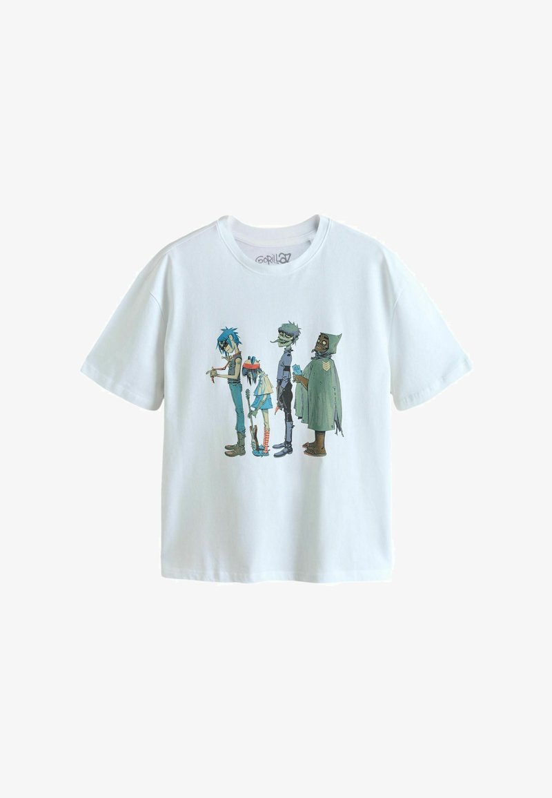 Biała koszulka z nadrukiem czterech animowanych postaci stojących z profilu, każda w wyrazistym, kolorowym i stylizowanym ubraniu oraz dodatkach.