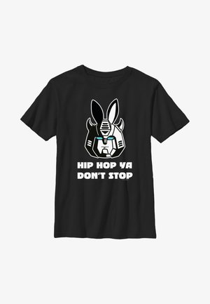 Sort bomulds t-shirt med et grafik af et robot-hoved med kaninører og teksten "HIP HOP YA DON'T STOP" i fed hvid skrift.