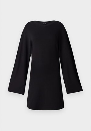 Črna velikanska dolgosleeve majica z širokim okroglim izrezom, z gladko teksturo in ohlapnim krojem. Brez vidnih vzorcev ali dodatkov.