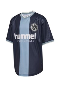 Marinblå och ljusblå randig sporttröja med korta ärmar, rund hals och vit "hummel"-logotyp på framsidan. Har en cirkulär emblem.