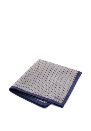 Pochette gris clair avec de petits pois bleus et une bordure bleu foncé, pliée soigneusement avec un logo discret "Boggi".