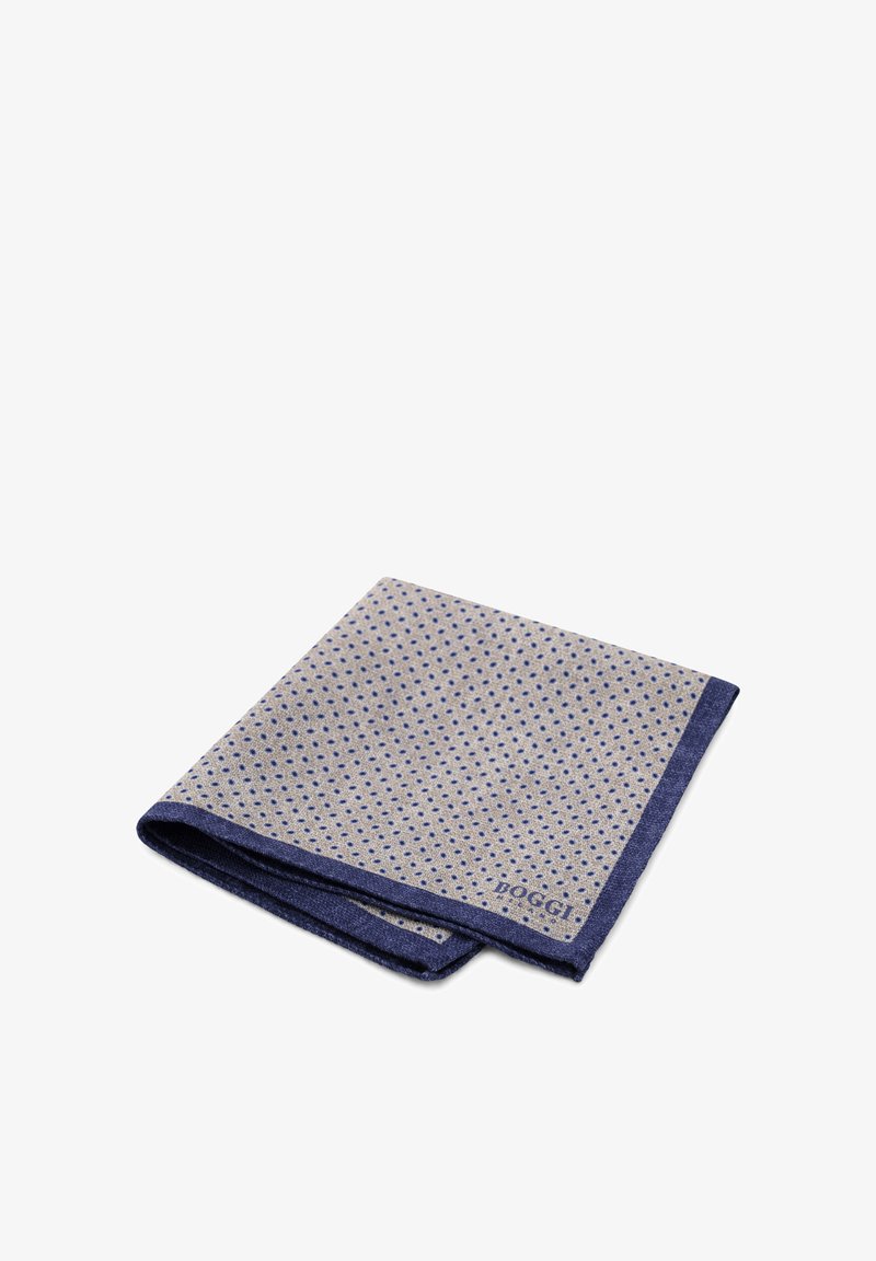 Pochette gris clair avec de petits pois bleus et une bordure bleu foncé, pliée soigneusement avec un logo discret "Boggi".