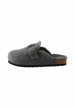 Grå filt slip-on tøfler med pelsfoer, en sidelås, korksål og sort mønstret bund, vist i profil med front mod venstre.