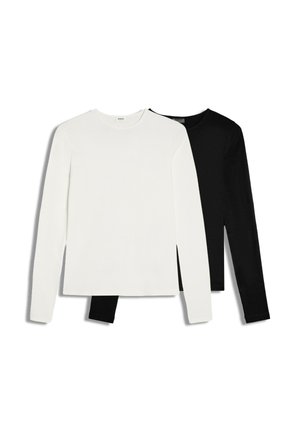 To langærmede crew neck-trøjer, den ene hvid foran og den anden sort delvist synlig bagved, vist på en hvid baggrund.