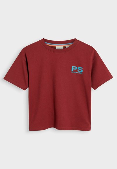 Bordo bombažna majica s kratkimi rokavi, ki vsebuje modri logotip z besedilom "PS" in "INTERNATIONAL" na prsih. Klasičen kroj z okroglim ovratnikom.