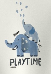 Blauer Stoff mit zwei Cartoon-Elefanten, einer größer mit einem gepunkteten Ohr, und dem Text "BEREIT FÜR SPIELZEIT" in schwarz.