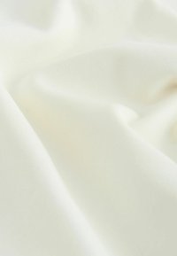 Witte stof met een gladde textuur, voorzien van subtiele slubs en een licht glanzend oppervlak. Het materiaal lijkt lichtgewicht en buigzaam.