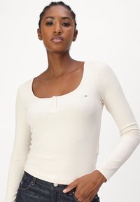 Tommy Jeans MELANGE HENLEY  - Topper langermet - ancient white melange