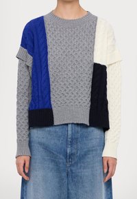 Gebreide trui met een boxy ontwerp en een mix van grijze, blauwe, marineblauwe en witte panelen; kabelbrei-textuur; geribde mouwen en zoom.