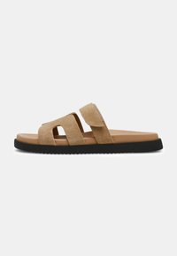 Sandalo scivoloso in suede beige con due fasce larghe; soletta marrone con una leggera curvatura; suola in gomma nera e testurizzata per una migliore aderenza.