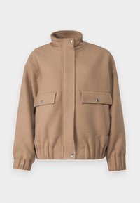 Giacca di lana marrone con collo alto, chiusura frontale a pressione, due tasche sul petto e orlo e polsini elastici. Design semplice e strutturato.