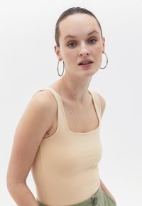OXXO STRETCH SINGLET - Top - semolina