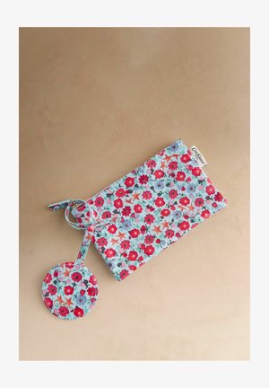 Săculeț cu fermoar cu model floral în albastru deschis, cu flori roșii și roz și stele. Include un breloc rotund asortat cu model floral.