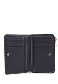 Εσωτερικό πορτοφολιού από δέρμα σε ναυτικό μπλε χρώμα με έξι θήκες για κάρτες, μία τσέπη με κουμπί και κλείσιμο με φερμουάρ· χρυσά μεταλλικά μέρη και λεπτομέρειες σε αντίθεση με λευκή ραφή.