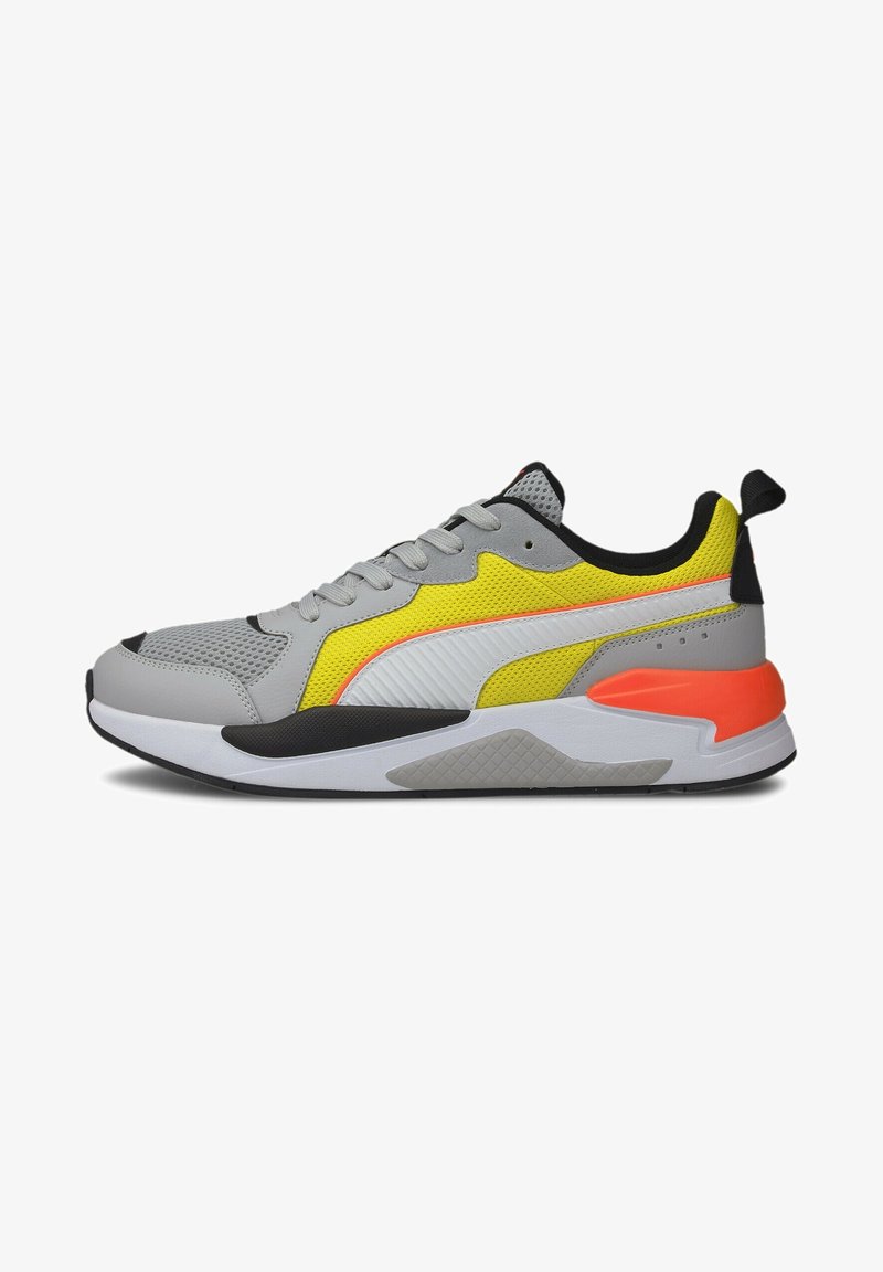 Baskets de sport grises, jaunes et orange avec panneaux en mesh, semelle blanche, détails noirs et languette au talon, vues de profil.