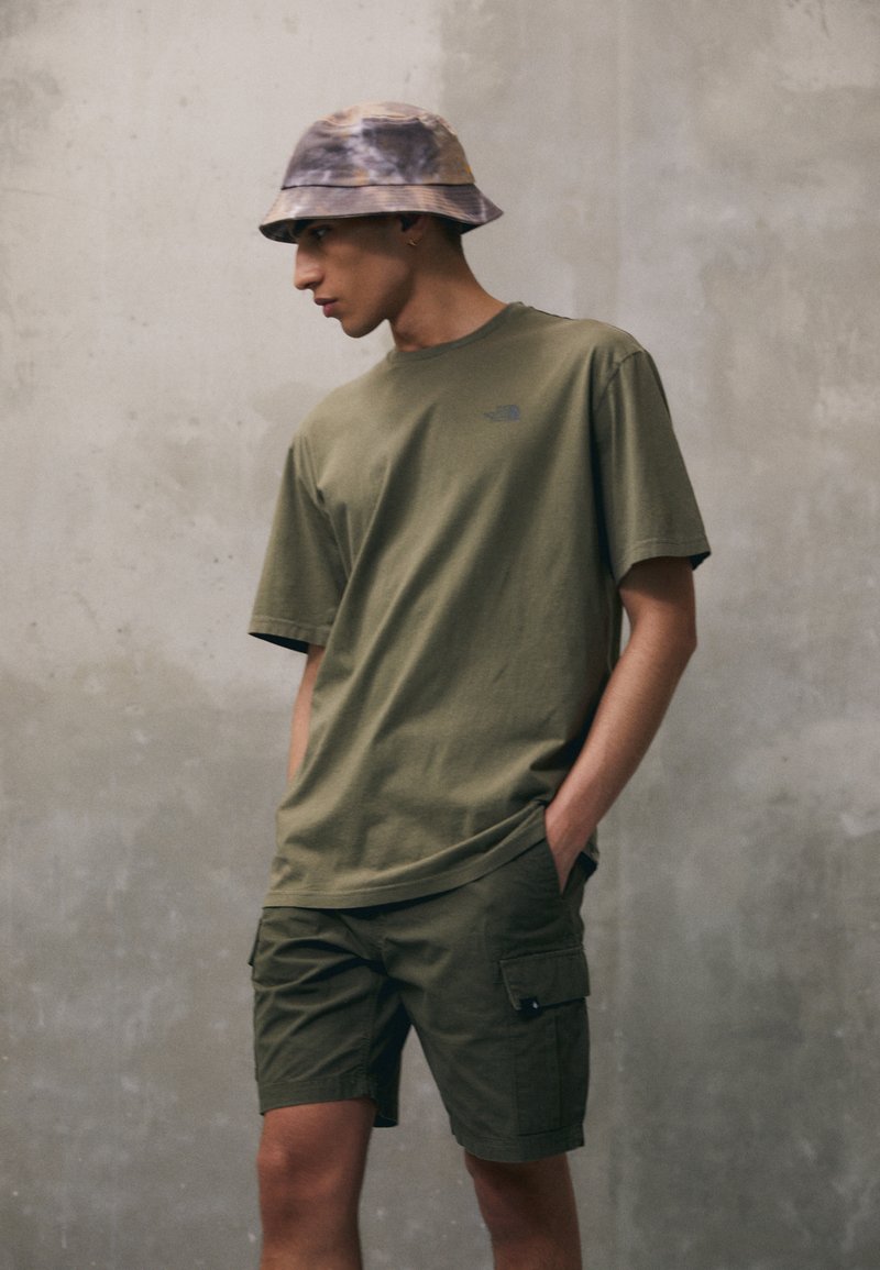 The North Face HERITAGE TEE - T-shirt basique - taupe green/vert fonc?� - ZALANDO.FR