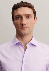 Lichtpaarse button-up overhemd met een standaardkraag, met een gladde textuur en subtiele glans. De knopen zijn wit en hebben een klassieke stijl.