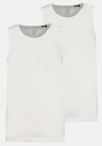 Twee witte, mouwloze t-shirts van zachte stof, met een ronde halslijn en een subtiele logo-afdruk dichtbij de kraag.