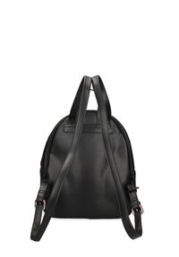 Zaino in pelle nera con spallacci regolabili, forma arrotondata, design minimalista e dettagli di cucitura sul retro.
