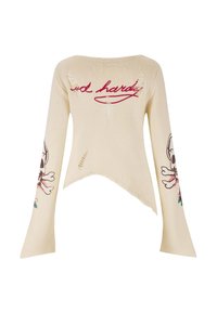 Crème trui met lange klokmouwen, voorzien van een versleten design, geborduurde schedel en bloemen op de mouwen, en 'ed hardy' tekst in het rood.
