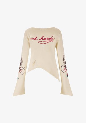 Suéter crema con mangas largas acampanadas, presenta un diseño desgastado, bordados de calavera y flores en las mangas, y el texto "ed hardy" en rojo.