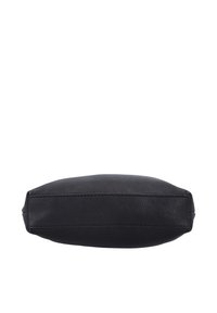 Bolsa plana de cuero negro mostrada desde abajo con costuras visibles a lo largo de los bordes sobre un fondo blanco.