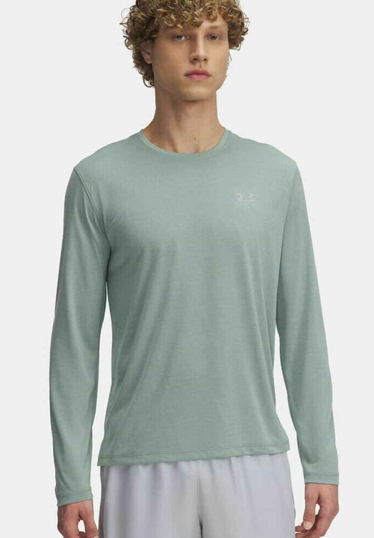T-shirt de sport à manches longues de couleur vert clair, fabriqué en tissu respirant, avec un col rond et un motif à rayures horizontales subtil.
