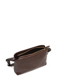Borsa in pelle marrone con chiusura a zip, forma rettangolare piatta, texture liscia, dotata di tracolla regolabile e hardware in tono oro.