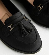 Mocasines de ante negro con un diseño de borlas y detalles en hardware dorado. Estilizados con una punta redondeada y costuras decorativas.