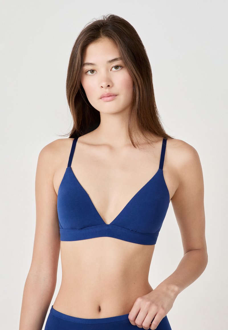 Granatowy trójkątny biustonosz wykonany z miękkiego materiału, z cienkimi regulowanymi ramiączkami i bezszwowym designem dla komfortu.