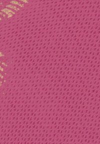 Rosafarbener gestrickter Stoff mit einem diagonalen Muster und kleinen goldenen Akzenten auf der oberen linken Seite.