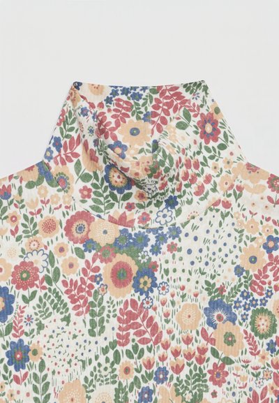 Ύφασμα με ψηλό λαιμό και floral σχέδιο σε κρεμ χρώμα με κόκκινα, πράσινα, μπλε και ροδακινί λουλούδια και φύλλα σε διάφορα μεγέθη και μοτίβα.